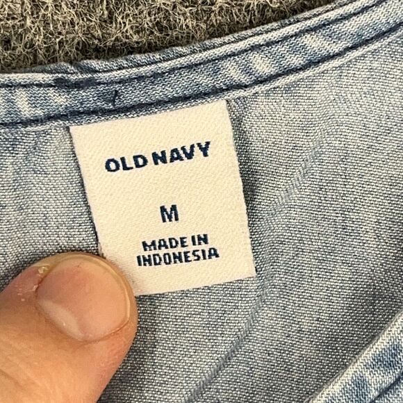 Old Navy Tank Top Womens Medium Chambray Blue Sleeveless‎ Scoop Neck Pullover - Picture 3 of 8